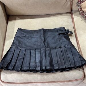 Chic Barami Black Pleated Leather Mini Skirt with Buckle